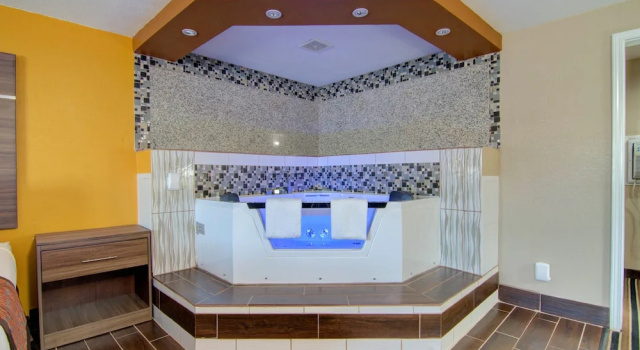 Люкс Westbridge Inn & Suites