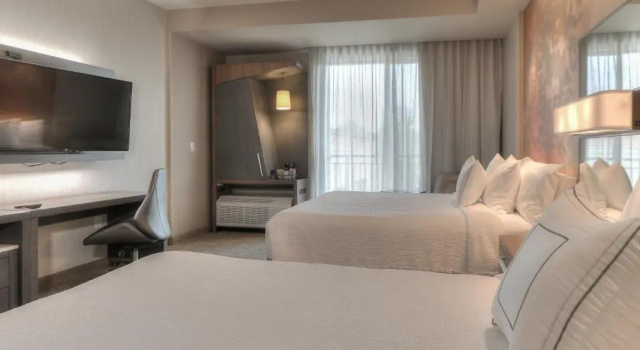 Четырёхместный номер Standard с балконом и с видом на реку Courtyard by Marriott Pigeon Forge