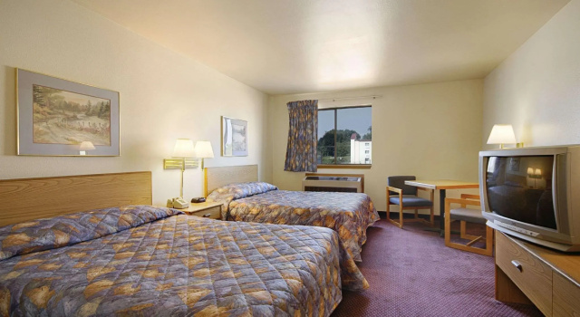 Четырёхместный номер Standard Ramada by Wyndham York Harrisburg Hershey