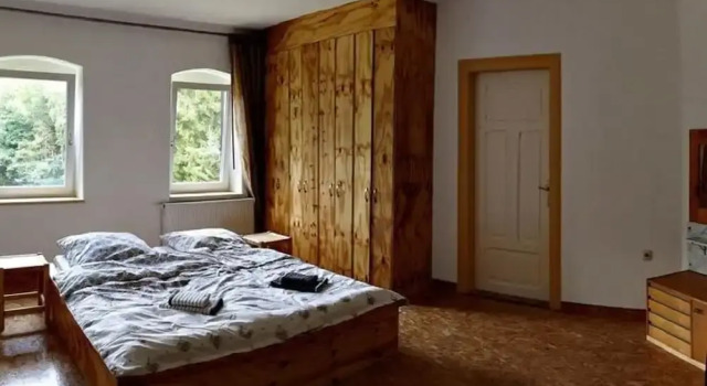 Villa Rotschoenberg im Tal der Freiberger Mulde, Rezervați Vilă Grossschirma Saxonia