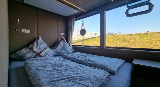 Luxe huisboot met 6 slaapplaatsen en airco in Limburg