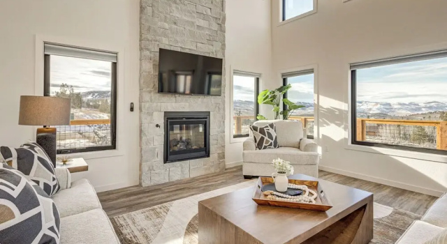 1 Mi to Granby Ranch: Luxe Home w/ Mtn Views, Забронировать Дом для отпуска Отели Грэнби с парковкой, Парковка