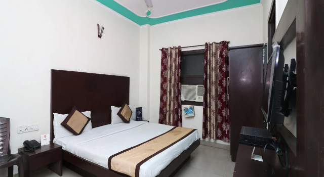OYO 9726 Hotel Aura Palace Deluxe