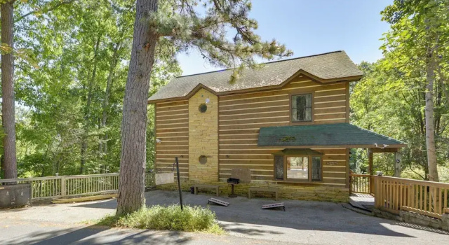 Pet-friendly Gatlinburg Retreat w/ Community Perks, Забронировать Дом для отпуска Отели Great Smoky Mountains National Park с парковкой, Парковка