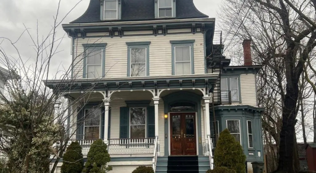 1 Br Private Victorian Apt in Convenient City Location on Half Acre Sleeps 4, Забронировать Апартаменты/квартира Поукипзи Hudson Valley