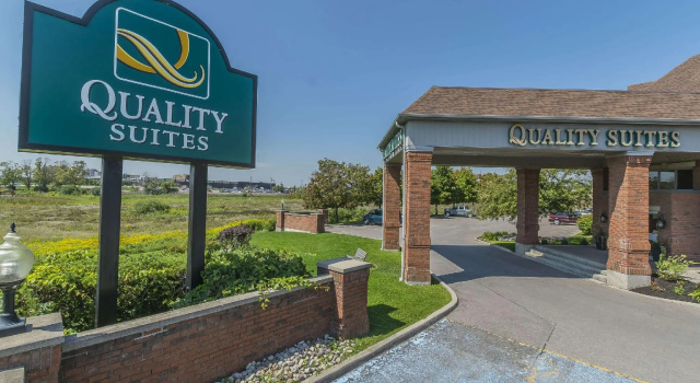 Кровать в общем номере Quality Suites
