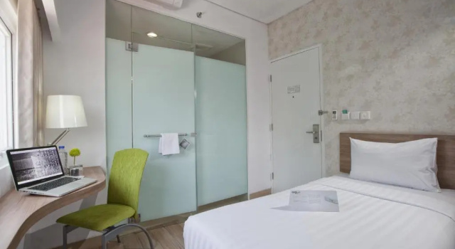 Двухместный номер Standard Whiz Hotel Cikini Jakarta