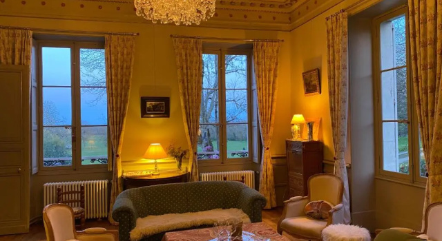 Chambres d'hôtes au Château De Preuil, Book Hotel Cher hoteller med parkering, Parkering