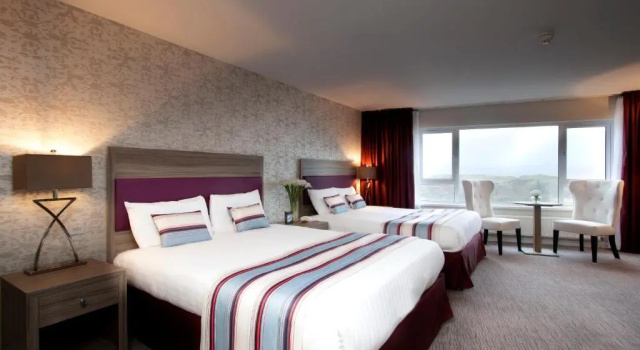Трёхместный семейный номер Superior с видом на море Shandon Hotel & Spa