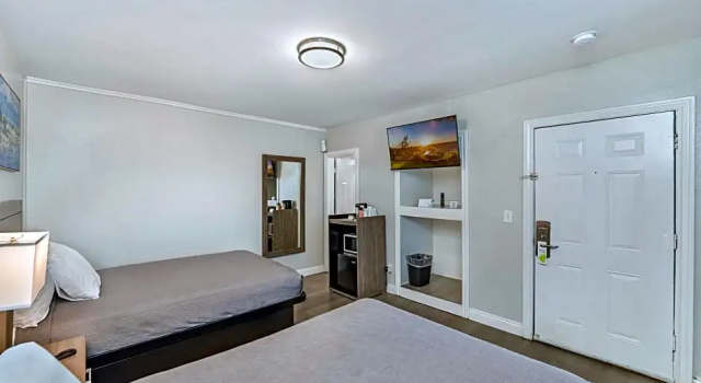Четырёхместный номер Standard Rodeway Inn Stockton Highway 99