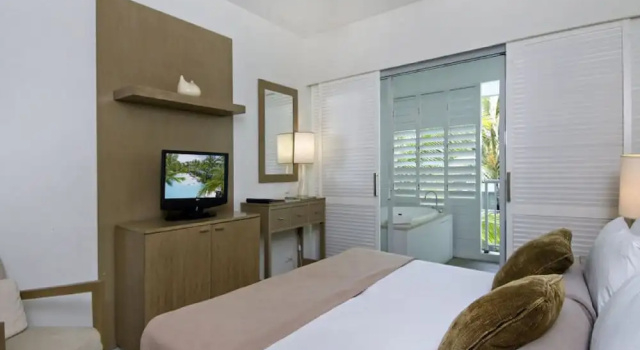 Апартаменты Luxury с 3 комнатами с балконом и с красивым видом из окна Beach Club Port Douglas 3 Bedroom Luxury Apartment