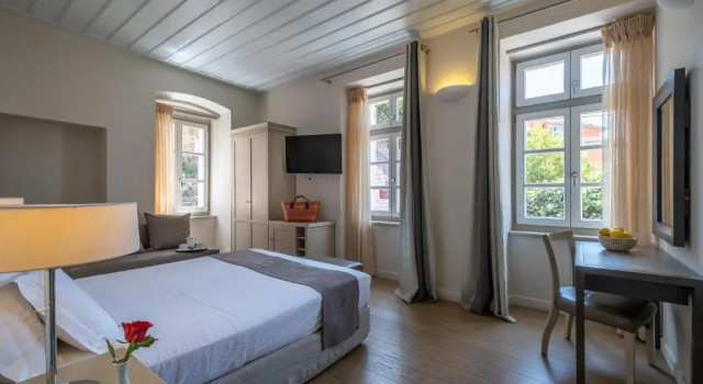 Трёхместный номер Superior Grand Sarai Nafplio