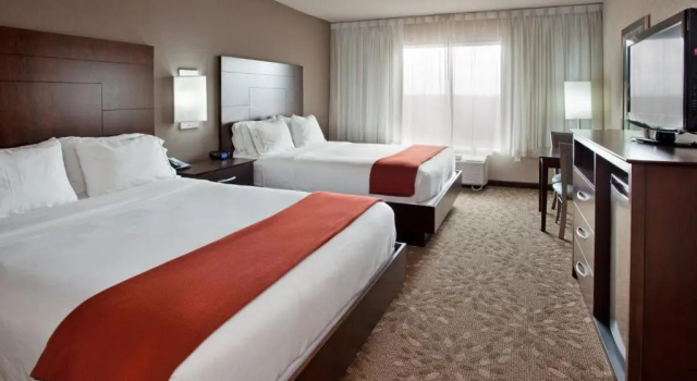 Четырёхместный люкс Holiday Inn Express Hotel and Suites Saint Robert by IHG