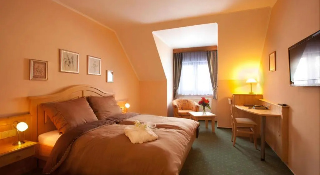 Wellness Hotel Zlatá Lípa, Забронировать Отель Дечин Czech central mountains