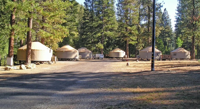 Тент с красивым видом из окна Yosemite Lakes RV Resort