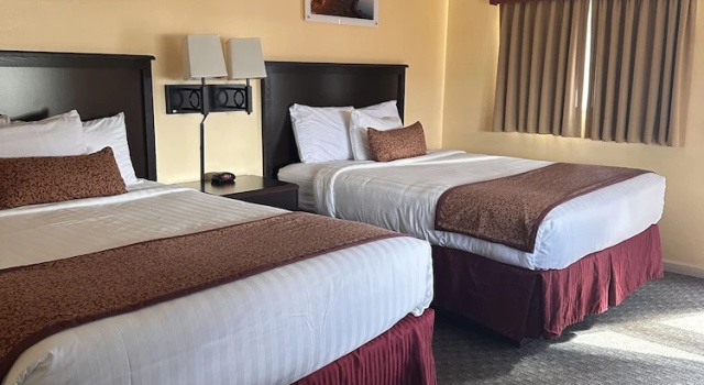 Четырёхместный номер Standard с балконом Yosemite Gateway Motel