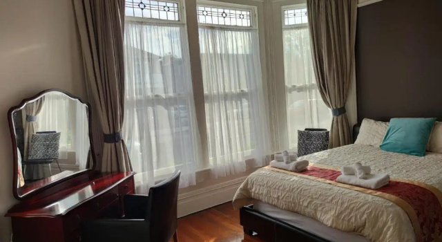 City Centre Superior Villa 3 large Double bedrooms, Забронировать Вилла Отели региона Кентербери с парковкой, Парковка
