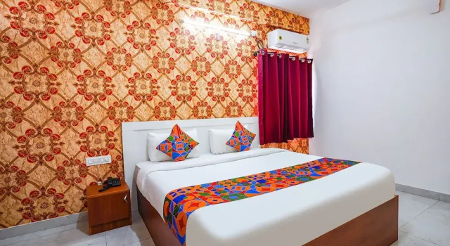 Номер Premium FabHotel Royal Platinum Suites