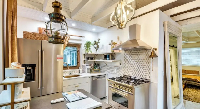 New Smyrna Beach Cottage ~ 1 Mi to Downtown!, Rezervați Casă de vacanță New Smyrna Beach Daytona Beach Area