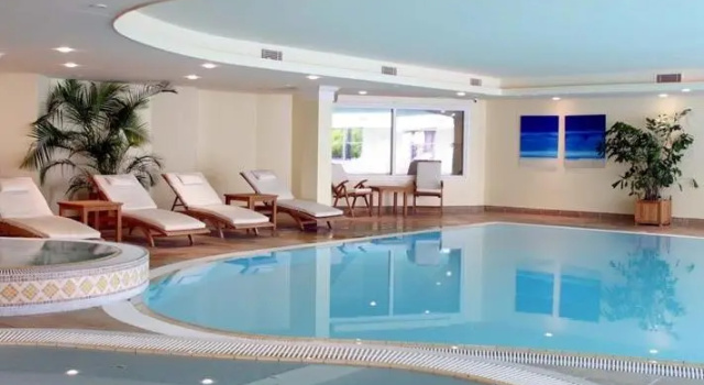 Тент с видом на парк Hustyns Hotel