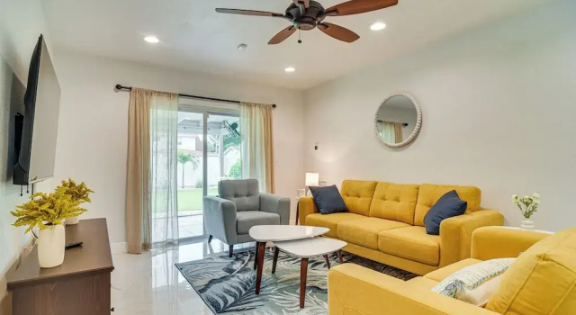 5 Mi to Beach: Tampa Retreat w/ Furnished Lanai!, Забронировать Дом для отпуска Таун-н-Кантри США