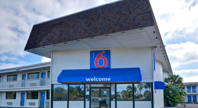Motel 6-Cocoa Beach, FL, Забронировать Мотель Коко-Бич Space Coast, рядом с Музей динозавров