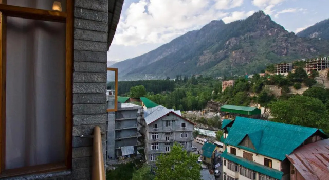 Двухместный номер Deluxe с балконом Sarthak Regency by M K Hospitality,Rangri, Manali,HP,Just 1 kms from Volvo parking