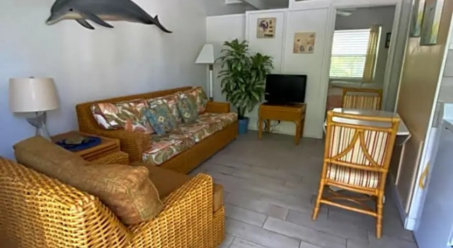 Люкс с 2 комнатами Tropical Winds Beachfront Motel and Cottages