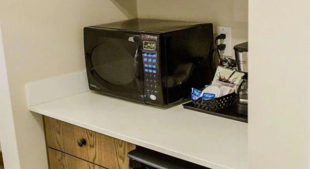 Четырёхместный номер Standard с балконом и с видом на озеро Bayview Wildwood Resort, an Ascend Collection Resort