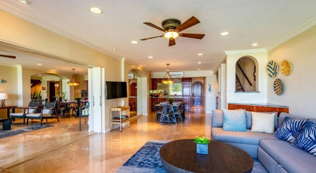 Spacious Open-Concept Condo with Stylish Design, Direct Beach Access & Resort-Style Amenities, Забронировать Апартаменты/квартира Отели Плайя-Фламинго с парковкой, Парковка