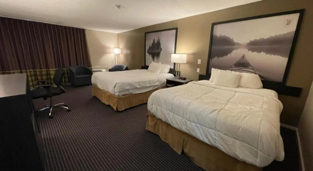 Четырёхместный номер Deluxe с видом на бассейн Super 8 by Wyndham Gananoque - Country Squire Resort