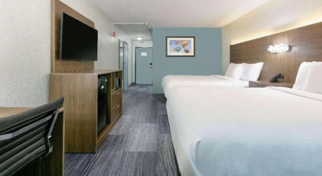 Четырёхместный номер Standard с балконом Baymont by Wyndham Chattanooga Eastridge
