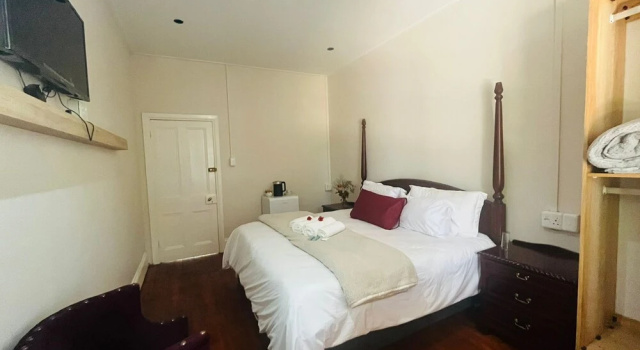 HEBA GUEST LODGE, Забронировать Гостевой дом Эйтенхахе провинция Восточный Кейп