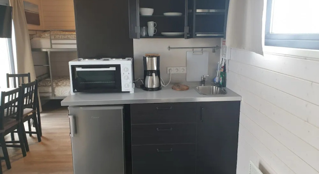 Коттедж с 4 комнатами Black Beach Cottage Small