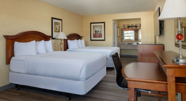Четырёхместный номер Exterior Entry Red Lion Hotel Port Angeles Harbor