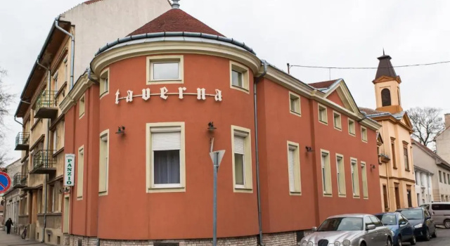 Taverna panzió, Забронировать Отель Отели Lake Neusiedl с парковкой, Парковка