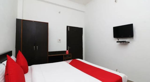 Номер Standard OYO 24199 Hotel Ojus Tower