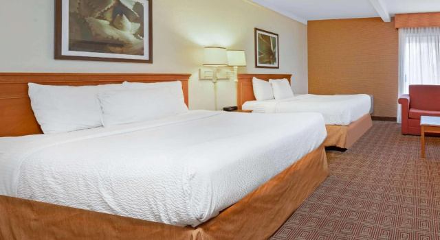 Четырёхместный номер Deluxe La Quinta Inn & Suites by Wyndham Salt Lake City - Layton
