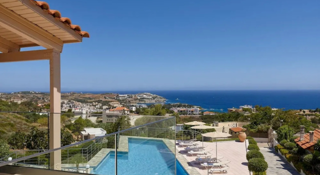 Апартаменты Stylish Pool Side Apartment With Stunning sea View
