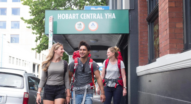 Кровать в общем номере YHA Hobart Central