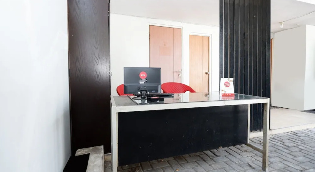 Palebon Residence by OYO Rooms, Book Hotel Semarang hoteller med parkering, Parkering