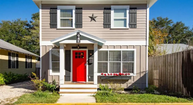 1 Fletcher Ln, Забронировать Дом для отпуска Коттеджи Сент-Огастин, рядом с Площадь Конституции, Коттедж