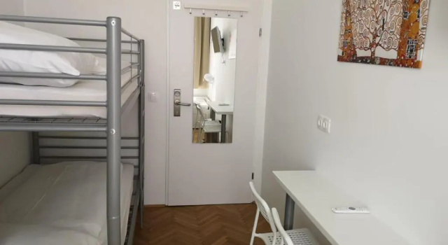 Кровать в общем номере CH-Hotel Luka Budget