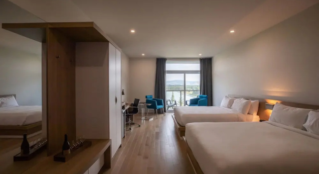 Четырёхместный номер Comfort с балконом Hôtel du Domaine, centre de villégiature et de congrès de Thetford