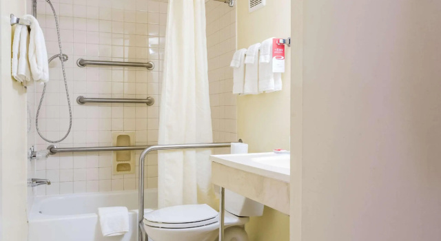 Четырёхместный номер Standard Econo Lodge Live Oak