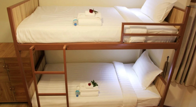 Кровать в общем номере Hotel Royal Rose
