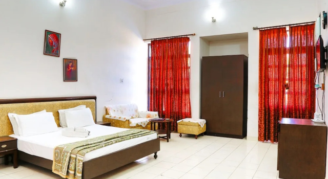 Двухместный номер Executive с балконом и с видом на горы Gulmohar Sariska Resort