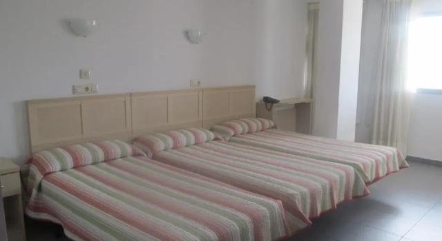 Трёхместный номер Standard Hotel Cogullada