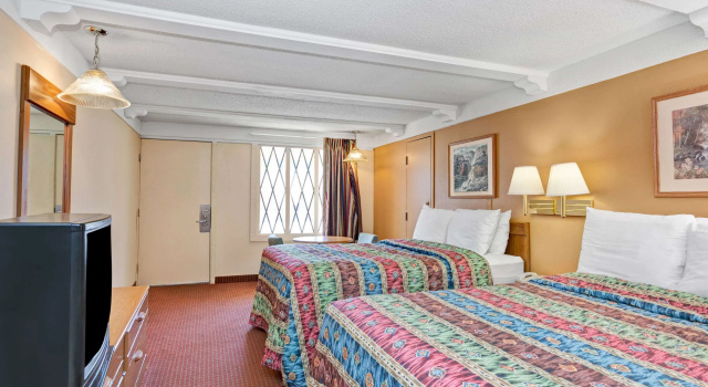 Четырёхместный номер Standard Knights Inn Charleston West Virginia