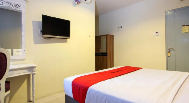 RedDoorz Plus near Jogja Expo Center, Đặt Khách sạn Khách sạn tại Yogyakarta có Bãi đậu xe, Bãi đậu xe